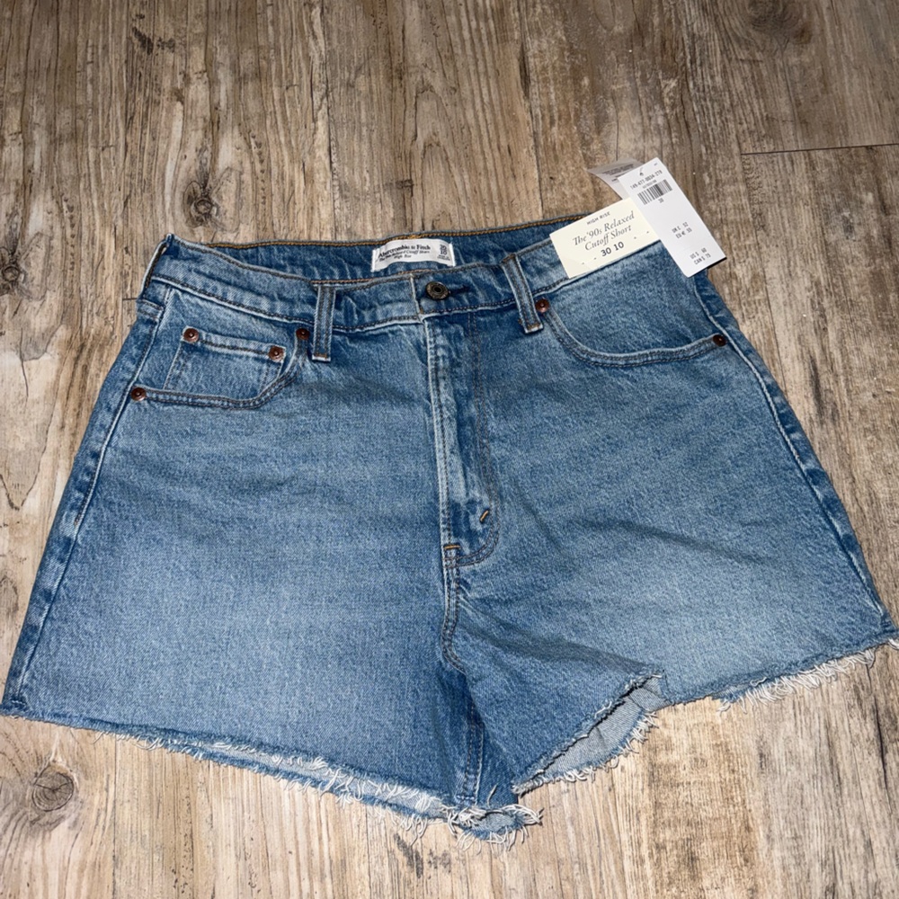 Abercrombie & Fitch ‘90s Relaxed Cutoff Short